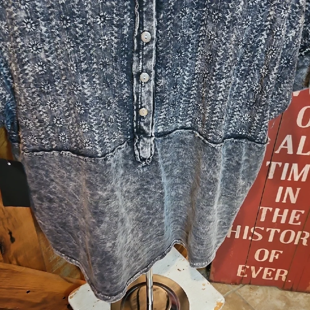 283 Washed Black Short-Sleeve Henley with Textured Front Panel - Picture 4 of 10